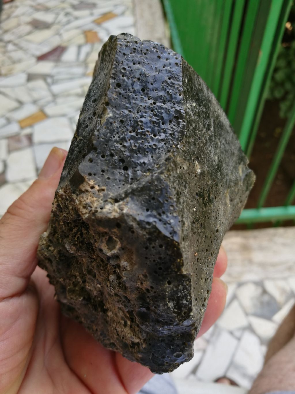 Identificazione roccia ricoperta da patina vetrosa